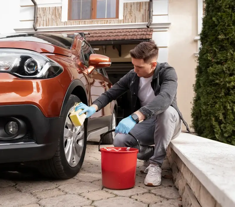 Lavage auto à domicile Saint-Aubin-du-Désert : professionnel intervenant sur un véhicule